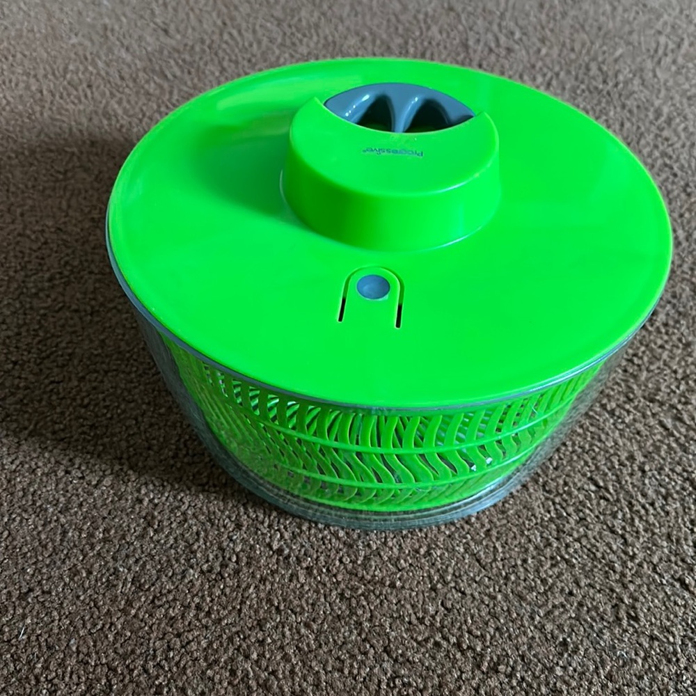 Progressive salad bowl spinner